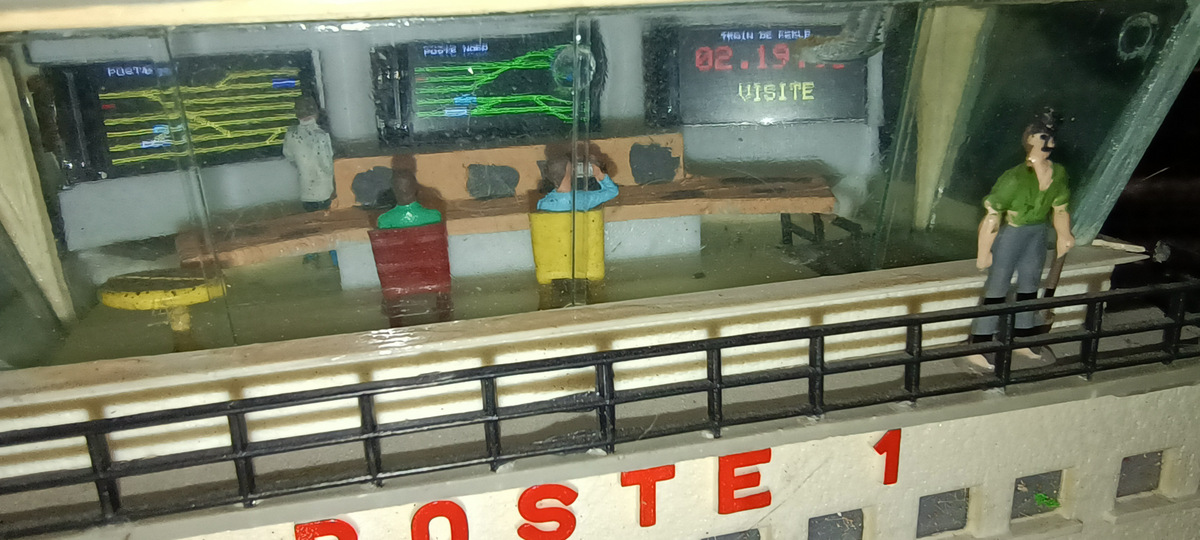 Poste aiguillage principal, 3 panneaux d'affichage OLED