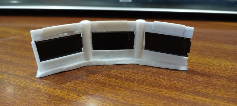 3 écrans OLED de 1,9 pouces supportés par pièce 3D