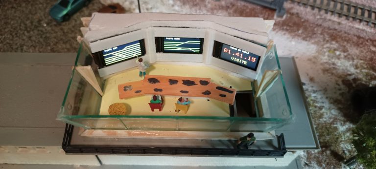 2 animations de mouvements de trains + horloge accélérée x10