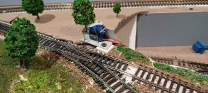 Motorisation avec un servo-moteur sur le plateau car pas de possibilités dessous