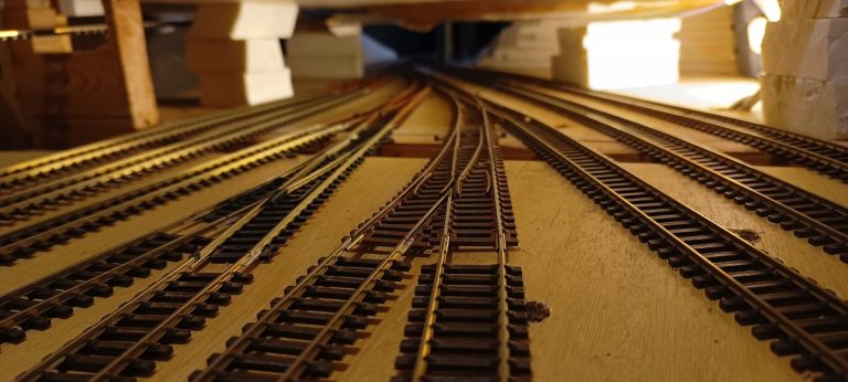 Ensemble d'aiguillages sous une colline dans la zone fantôme