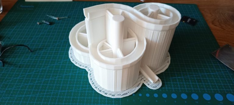 Toboggan juste après impression, j'ai ensuite enlevé tous les supports qui ont permis la bonne impression 3D