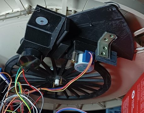 Sous le Pont Tournant : Moteur pas à pas entraîne une roue dentée, codeur optique qui donne la position du pont