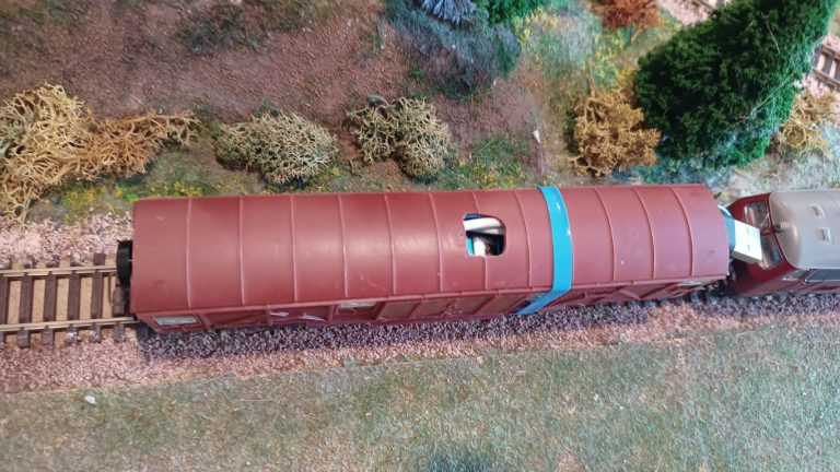 Accès au bouton de la batterie alimentant la caméra