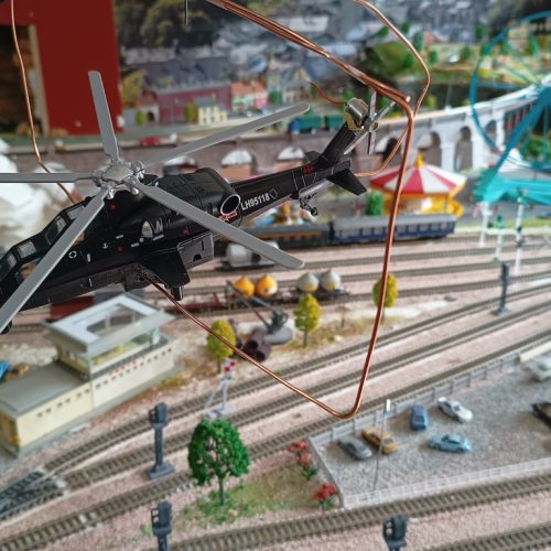 Hélicoptère raccroché à un spot